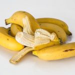 バナナは上部分 1 cm を切り落として食べる